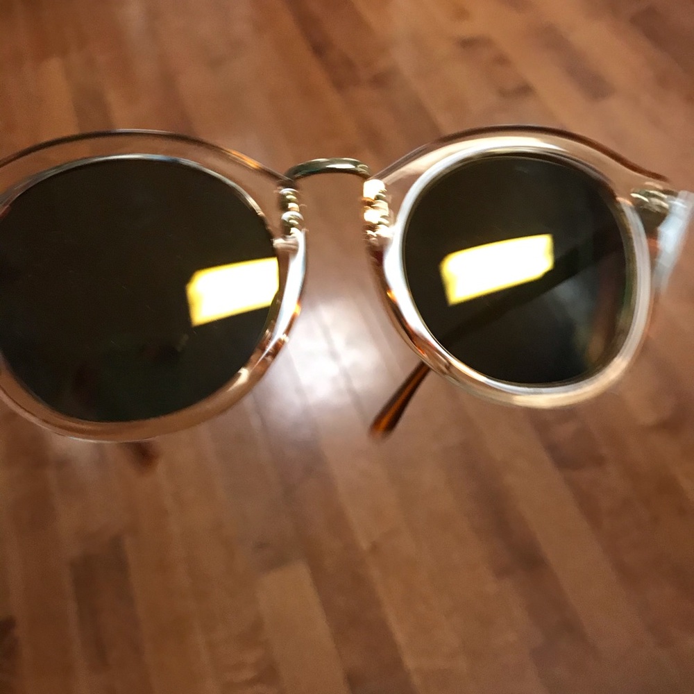 New rose gold colored sunglasses and case - Picture 3 of 3